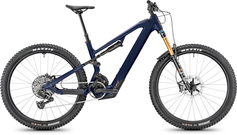 Moustache Game 150.8 Blue 2025, VTT électrique enduro coloris Moon Landing brillant, vue de profil