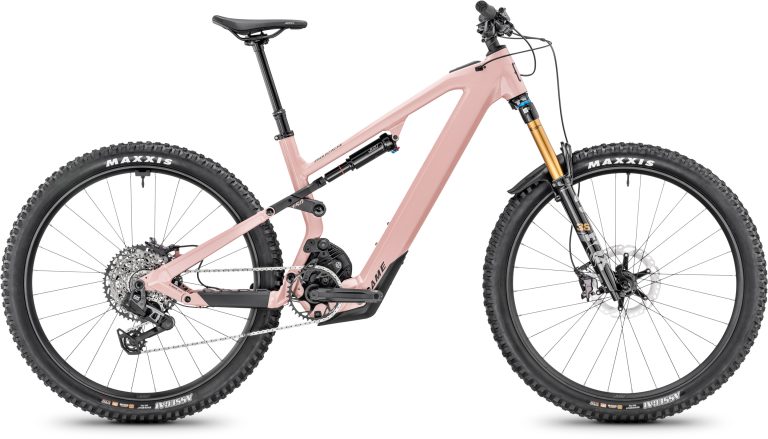 Moustache Game 150.8 600 Wh 2025 rose, VTT électrique tout-suspendu d’enduro, vue de profil