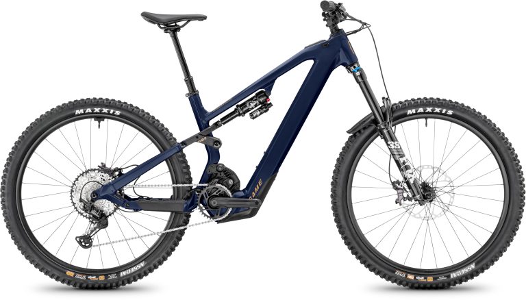 Moustache Game 160.7 Blue 750 Wh 2025, VTT électrique tout-suspendu d’enduro, vue de profil côté transmission