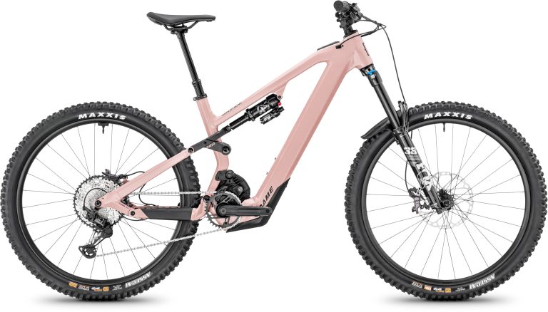 Moustache Game 160.7 Pink 600 Wh 2025, VTT électrique d’enduro coloris Rose Poudre, vue de profil