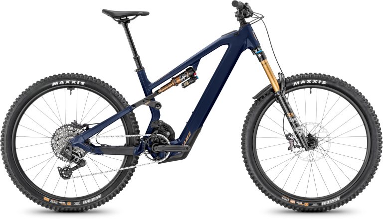 Moustache Game 160.8 Blue 2025, VTT électrique enduro coloris Moon Landing brillant, vue de profil