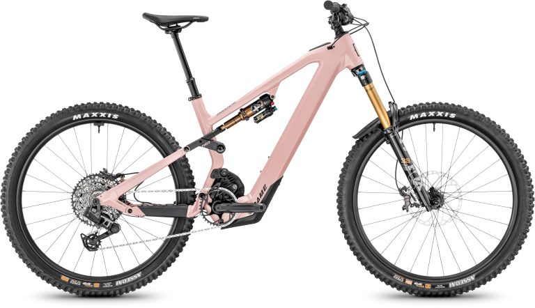 Moustache Game 160.8 Pink 600 Wh 2025, VTT électrique d’enduro coloris Rose Poudre, vue de profil
