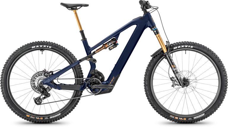 Moustache Game 160.9 Blue 750 Wh 2025, VTT électrique d’enduro à jantes carbone, vue de profil