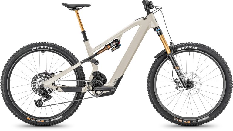 Moustache Game 160.9 Grey 600 Wh 2025, VTT électrique d’enduro coloris Moon Landing, vue de profil