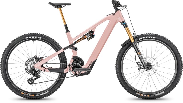 Moustache Game 160.9 Pink 750 Wh 2025, VTT électrique d’enduro coloris Rose Poudre, vue de profil