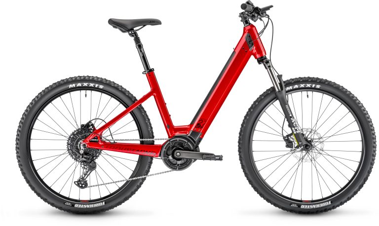 Moustache Samedi 27 OFF 2 2023, VTT électrique semi-rigide rouge, vue de profil côté transmission