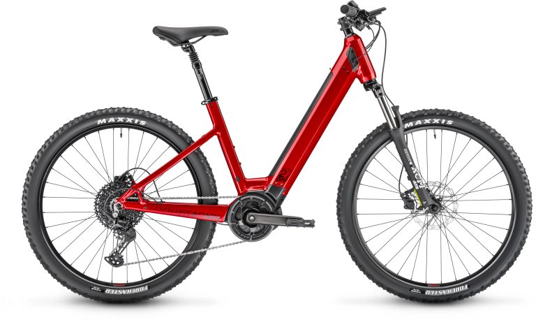 Moustache Samedi 27 Off 2, VTT électrique semi-rigide rouge, vue de profil côté transmission