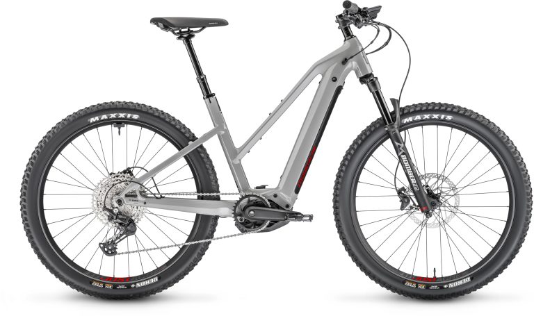 Moustache Samedi 27 OFF 4 Open 2023, VTT électrique semi-rigide à cadre ouvert gris, vue de profil