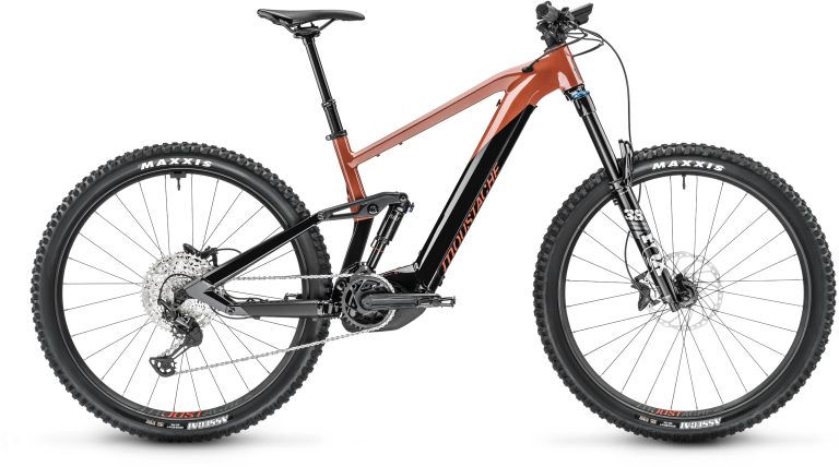 Moustache Samedi 29 Game 7 750 Wh 2023, VTT électrique d’enduro noir et terracotta, vue de profil