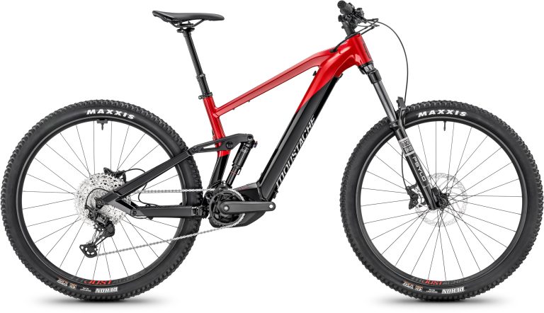 Moustache Trail 150.4 Red 750Wh 2025, VTT électrique tout-suspendu rouge, vue de profil