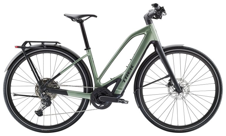 Trek FX+ 7 Midstep 2025, vélo de ville électrique bleu à cintre plat, vue de profil