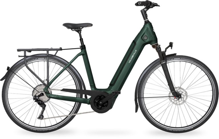 Velo de Ville AEB 490 PRO 26 2024, vélo de trekking électrique à cadre Wave vert, vue de profil