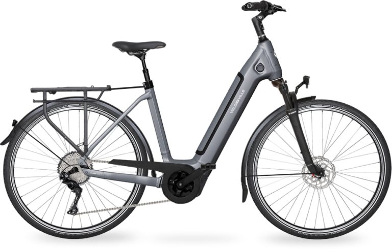 Velo de Ville AEB 890 PRO 26 2024, vélo de trekking électrique à cadre Wave gris, vue de profil