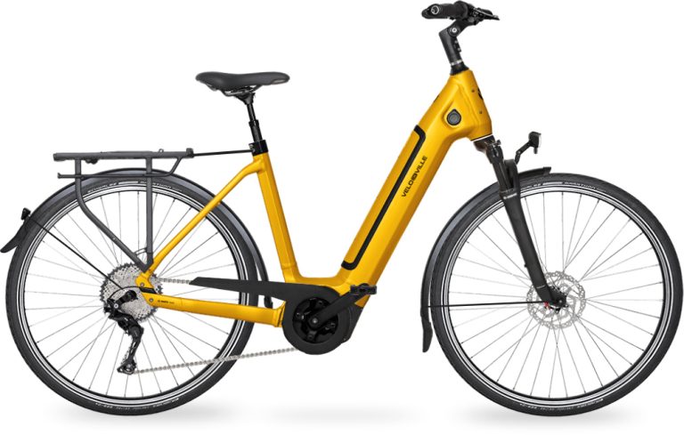 Velo de Ville AEB 990 PRO 26 2024, vélo de trekking électrique à cadre Wave jaune, vue de profil