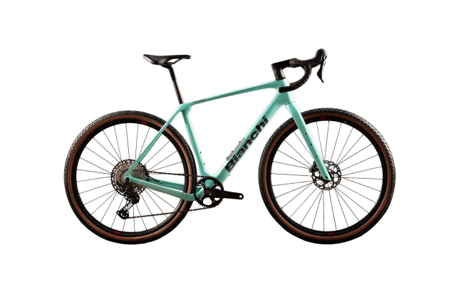 Bianchi Arcadex Comp Apex AXS, gravel à cadre carbone et pneus de 45 mm, vue de profil