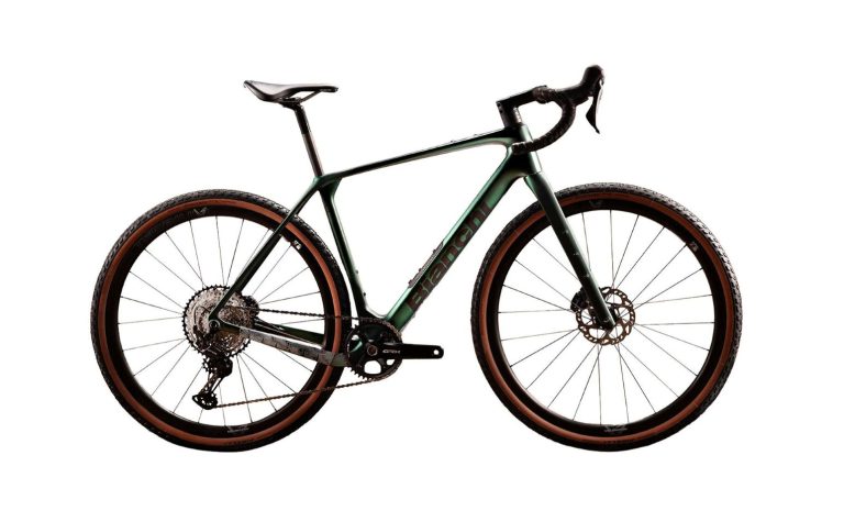Bianchi Arcadex Pro, gravel carbone à transmission GRX mono-plateau, vue de profil