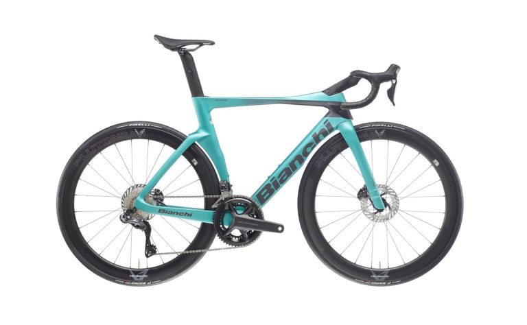 Bianchi Oltre Pro Ultegra Di2, vélo de route aéro carbone à cockpit intégré, vue de profil