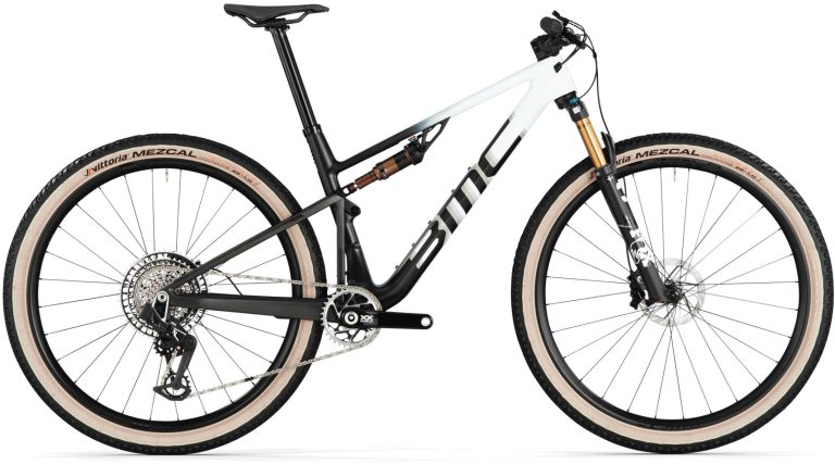 BMC Fourstroke 01 LTD 2025, VTT tout-suspendu carbone de cross-country, vue de profil