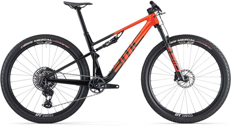 BMC Fourstroke 01 ONE 2025, VTT de cross-country tout-suspendu à cadre carbone, vue de profil