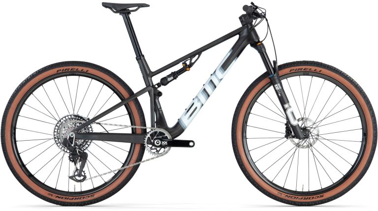 BMC Fourstroke 01 Team 2025, VTT de cross-country tout-suspendu carbone, vue de profil