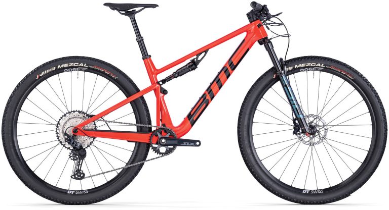 BMC Fourstroke 01 THREE 2026, VTT de cross-country tout-suspendu en carbone, vue de profil