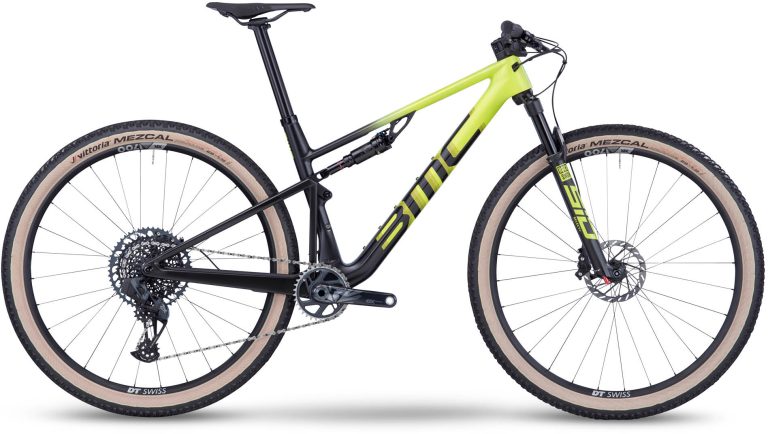 BMC Fourstroke 01 TWO 2023, VTT tout-suspendu carbone de cross-country 29 pouces, vue de profil