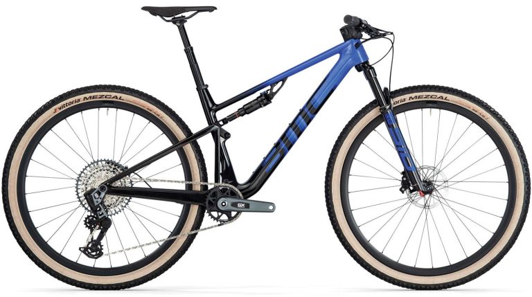 BMC Fourstroke ONE 2025, VTT tout-suspendu carbone de cross-country, vue de profil