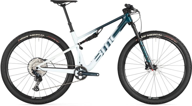 BMC Fourstroke THREE 2025, VTT tout-suspendu carbone de cross-country équipé Shimano SLX, vue de profil