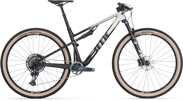 BMC Fourstroke TWO 2025, VTT tout-suspendu carbone de cross-country avec fourche Fox, vue de profil