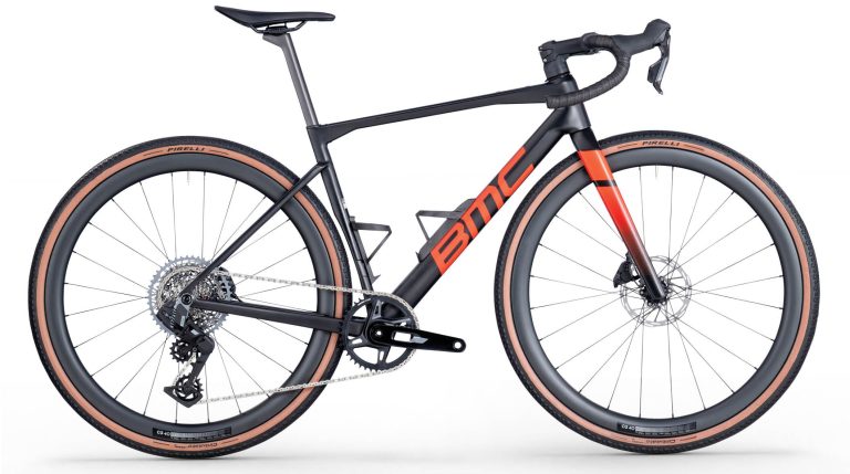 BMC Kaius 01 FOUR 2026, vélo de gravel carbone en SRAM Rival XPLR, vue de profil