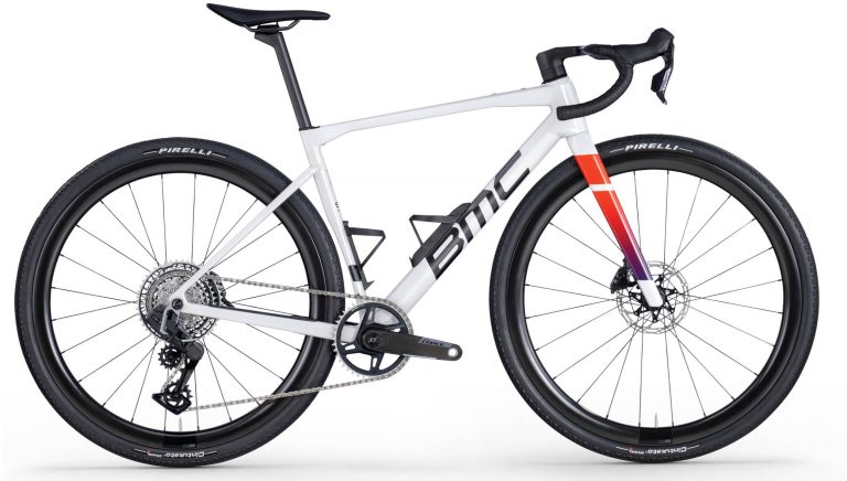 BMC Kaius 01 TWO 2026, vélo de gravel carbone en SRAM Force XPLR à cockpit monobloc, vue de profil