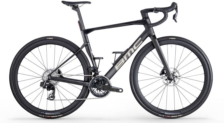 BMC Roadmachine 01 THREE 2026, vélo de route endurance carbone, vue de profil