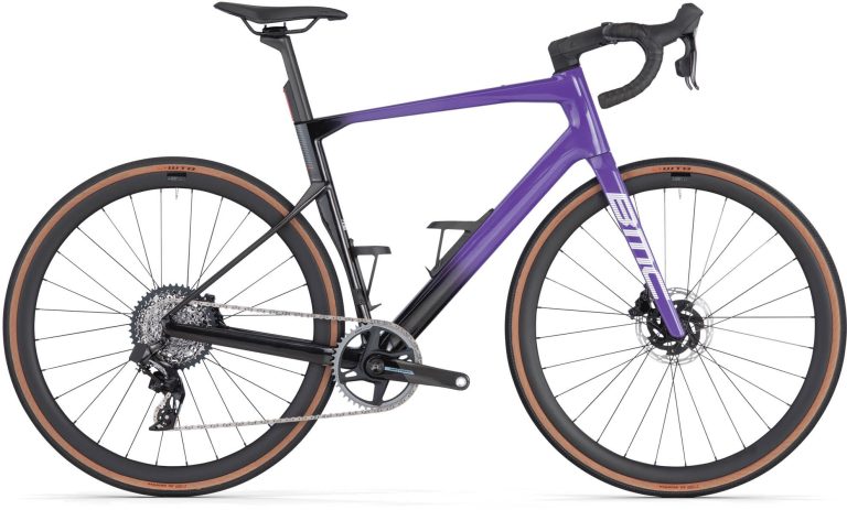 BMC Roadmachine 01 X ONE 2025, vélo de route polyvalente carbone à pneus larges, vue de profil