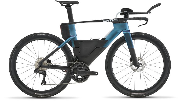 BMC Speedmachine 01 TWO, vélo de triathlon carbone à roues CR 50, vue de profil