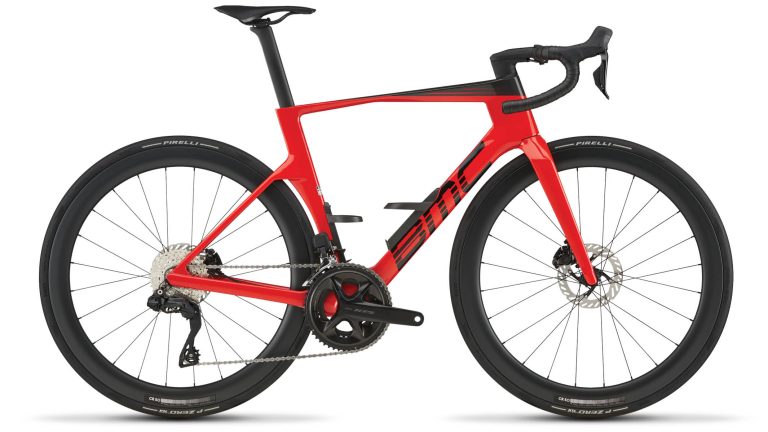 BMC Teammachine R 01 FIVE, vélo de route de course carbone à roues CR 50, vue de profil