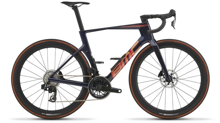 BMC Teammachine R 01 THREE, vélo de route de course carbone, vue de profil