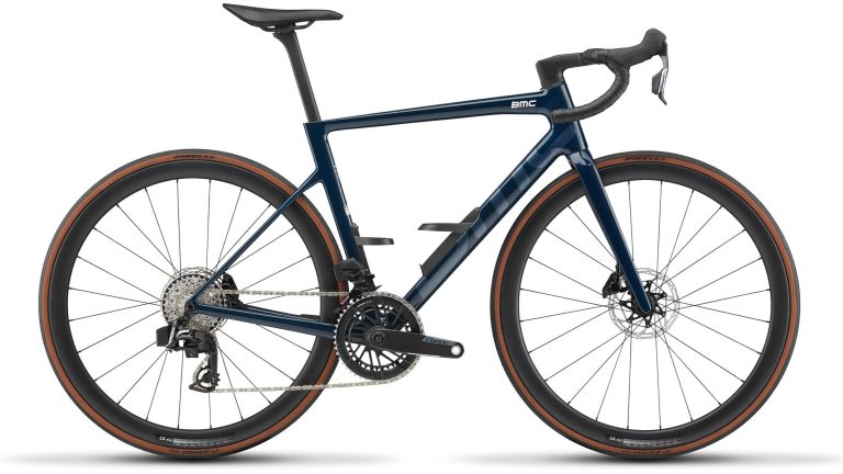 BMC Teammachine SLR 01 FIVE, vélo de route carbone à roues CR 40, vue de profil