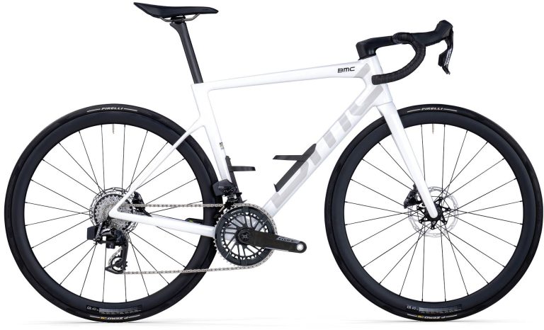 BMC Teammachine SLR 01 THREE 2026, vélo de route carbone blanc équipé en SRAM Force AXS