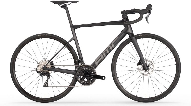 BMC Teammachine SLR FOUR 2026, vélo de route carbone noir équipé en Shimano 105