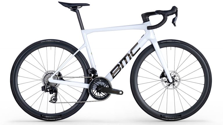 BMC Teammachine SLR ONE 2026, vélo de route carbone blanc équipé en SRAM Force AXS