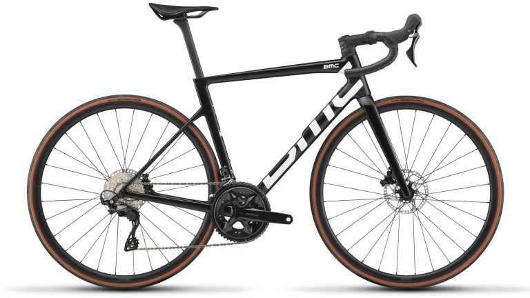 BMC Teammachine SLR THREE, vélo de route carbone à transmission mécanique, vue de profil