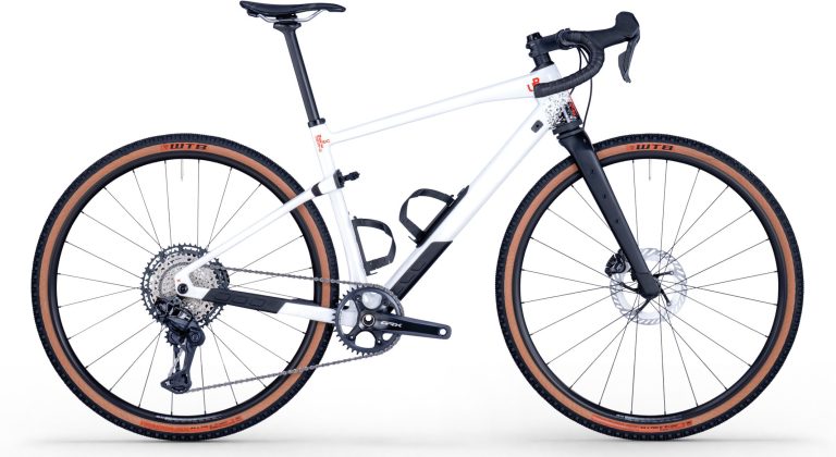 BMC URS 01 LT ONE 2026, gravel carbone blanc à fourche suspendue, vue de profil