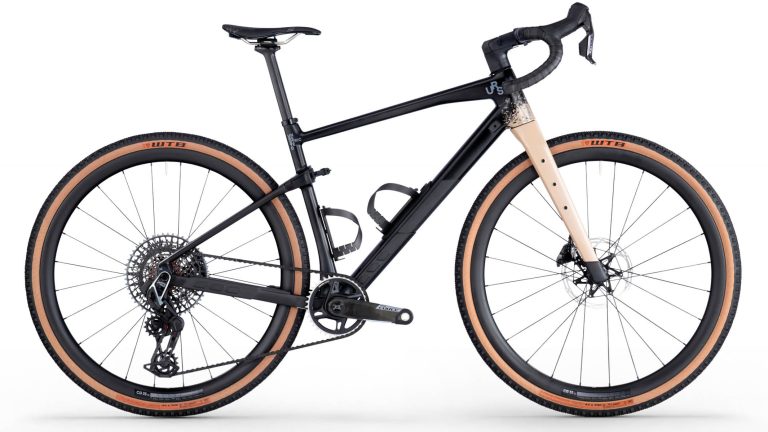 BMC URS 01 ONE 2026, gravel carbone noir à potence suspendue et pneus larges