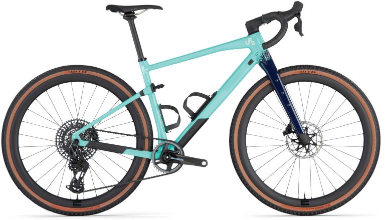 BMC URS 01 THREE 2025, gravel carbone à roues CRD-400, vue de profil côté transmission