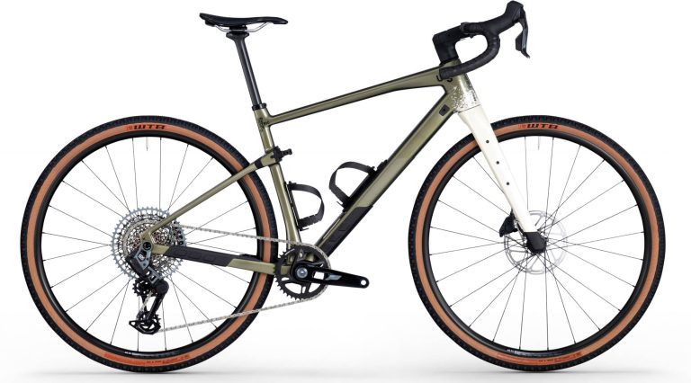 BMC URS 01 TWO 2026, gravel carbone vert à potence suspendue et pneus de 44 mm