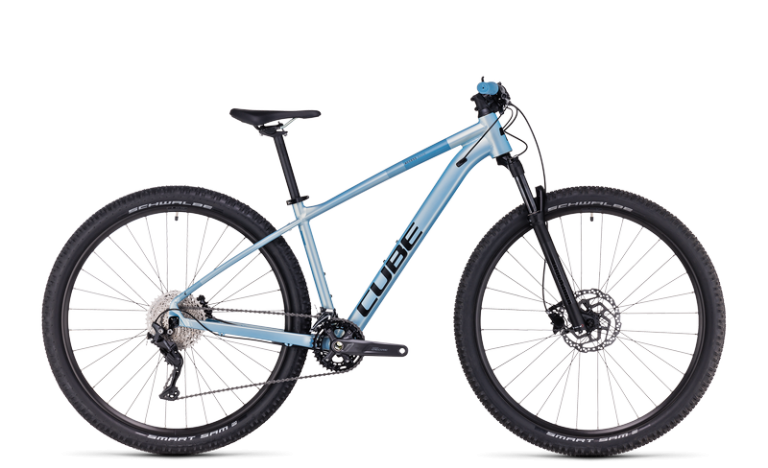 Cube Access WS Race 2024, VTT semi-rigide femme à fourche RockShox Judy, vue de profil