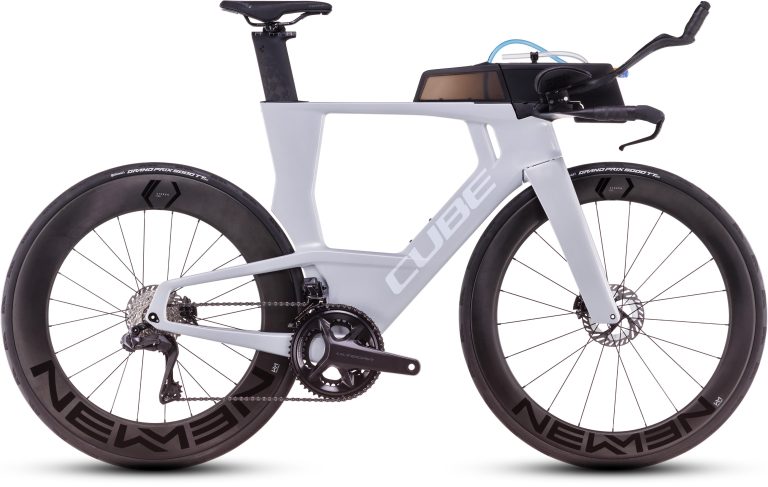 Cube Aerium C:68X Race 2025 gris et blanc, vélo de contre-la-montre carbone, vue de profil