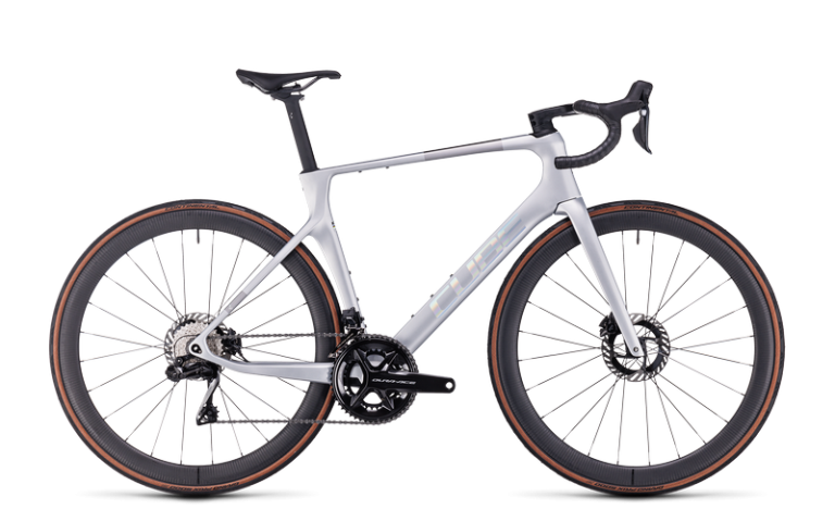 Cube Agree C:62 SLT 2024 argent et noir, vélo de route carbone Dura-Ace, vue de profil