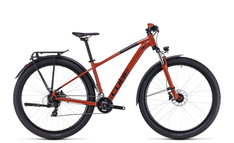 Cube Aim Allroad 2024, VTT semi-rigide équipé de garde-boue et d’un porte-bagages, vue de profil