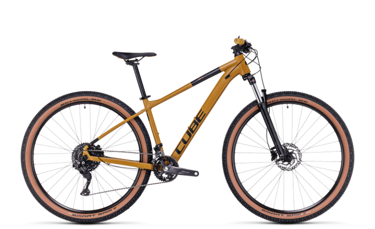 Cube Aim EX 2024, VTT semi-rigide à cadre aluminium et transmission Shimano Deore, vue de profil